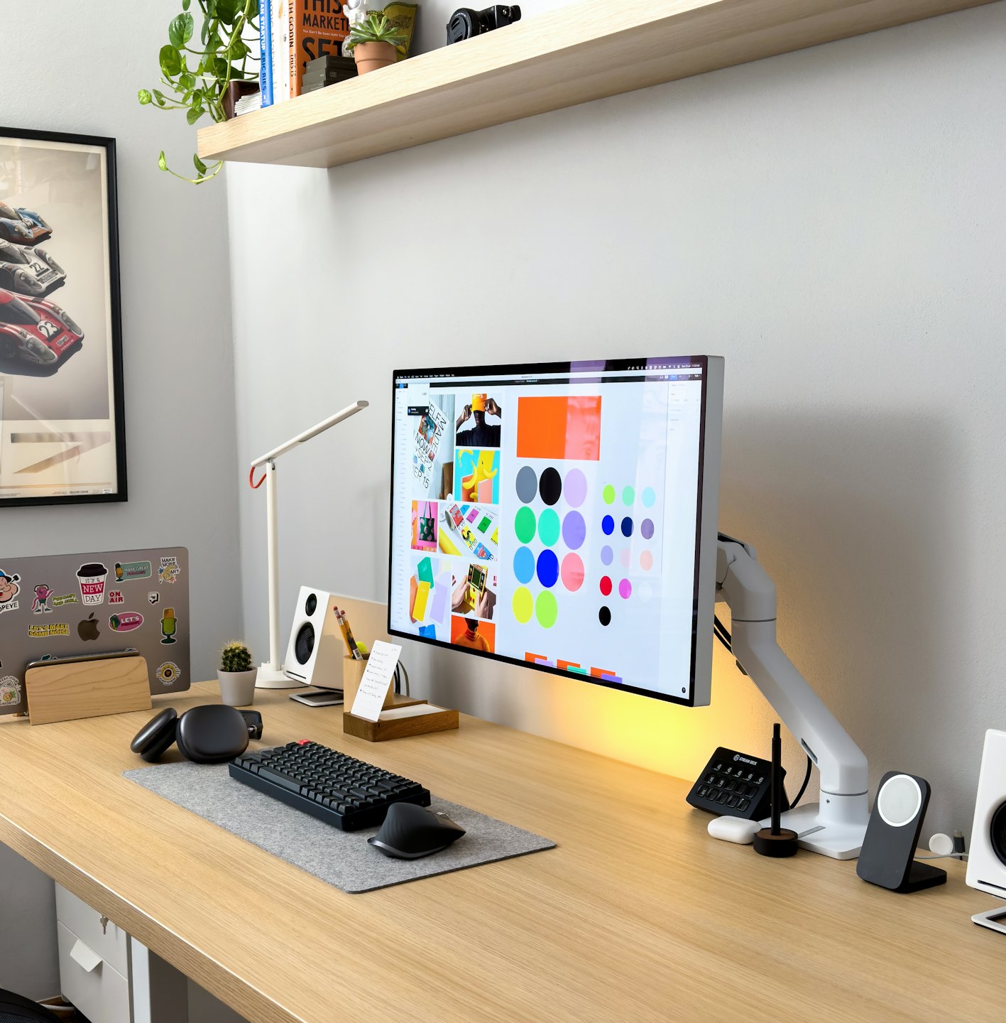 Scrivania moderna per ufficio in casa con computer, laptop e software di design.
