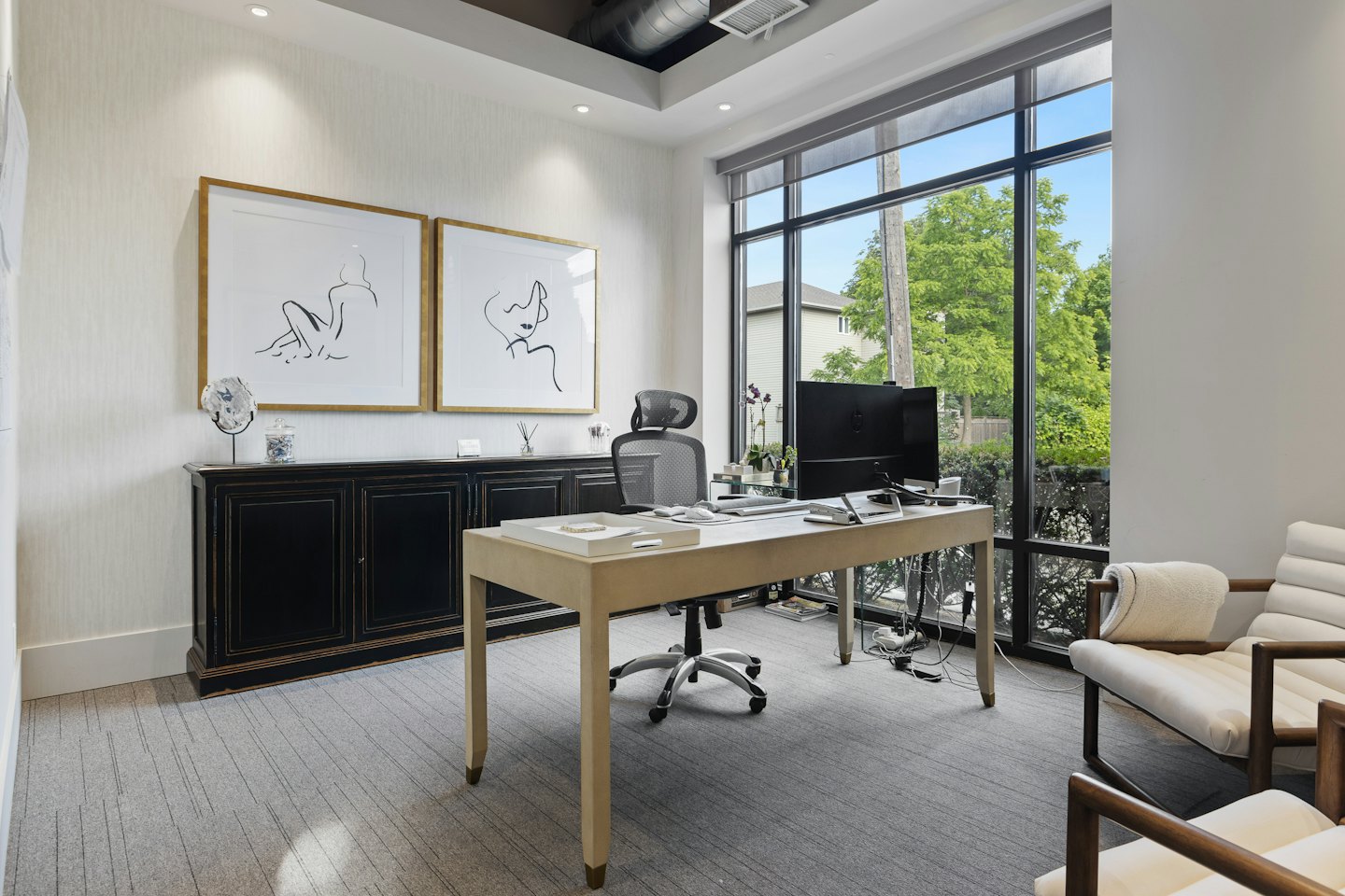 Ufficio moderno con scrivania in legno e sedia ergonomica.